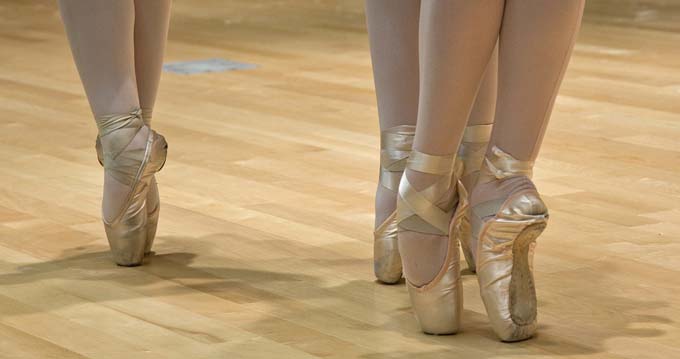 ballet-dancers-flexible